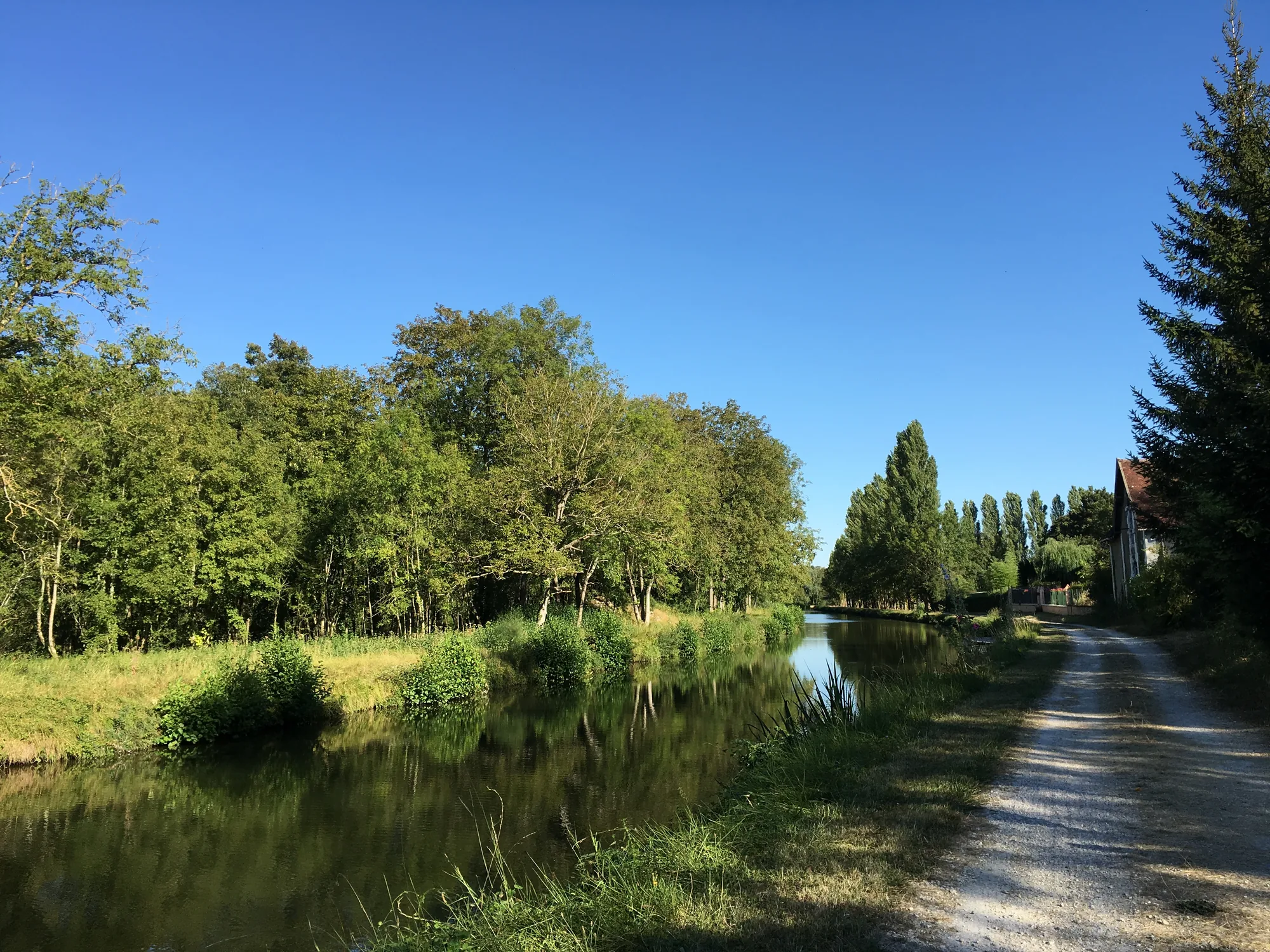 Le chemin de halage du canal de Bourgogne, idéal à vélo Le chemin de halage du canal de Bourgogne, idéal à vélo