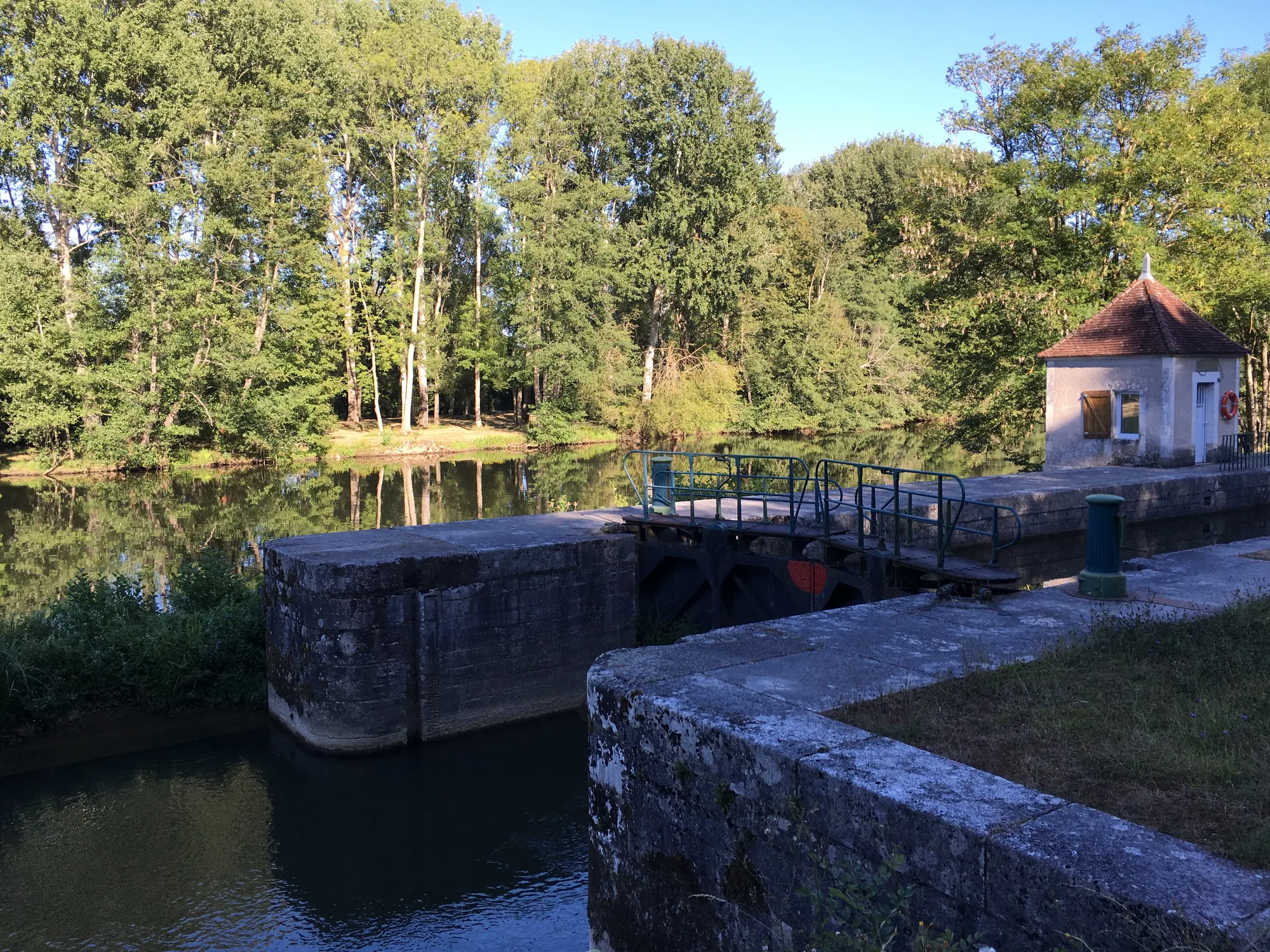 Écluse et maison éclusière sur le canal de Bourgogne Écluse et maison éclusière sur le canal de Bourgogne