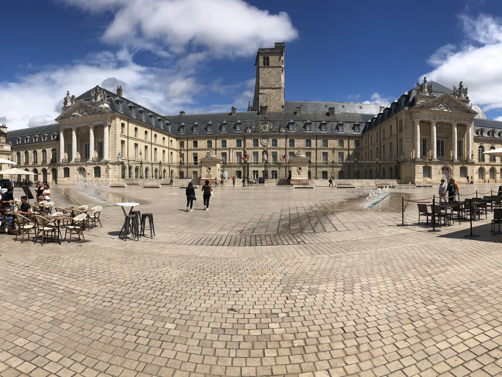 Le palais des ducs de Bourgogne, place de la Libération à Dijon Le palais des ducs de Bourgogne, place de la Libération à Dijon