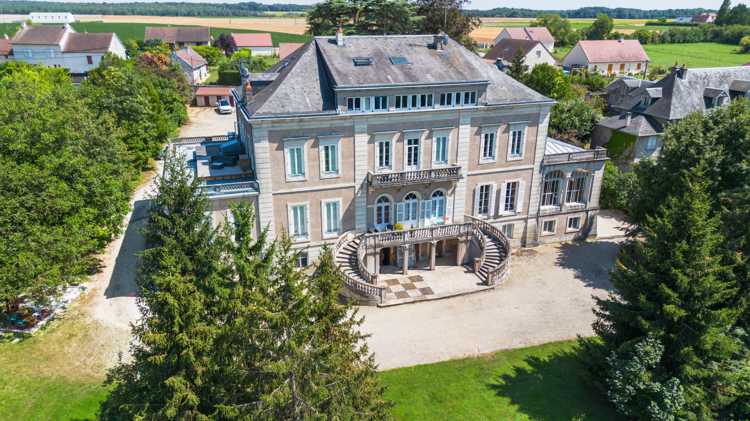 Façade du Château d'Arceau, pierre de Bourgogne Vue aérienne du Château d'Arceau et de son parc clos