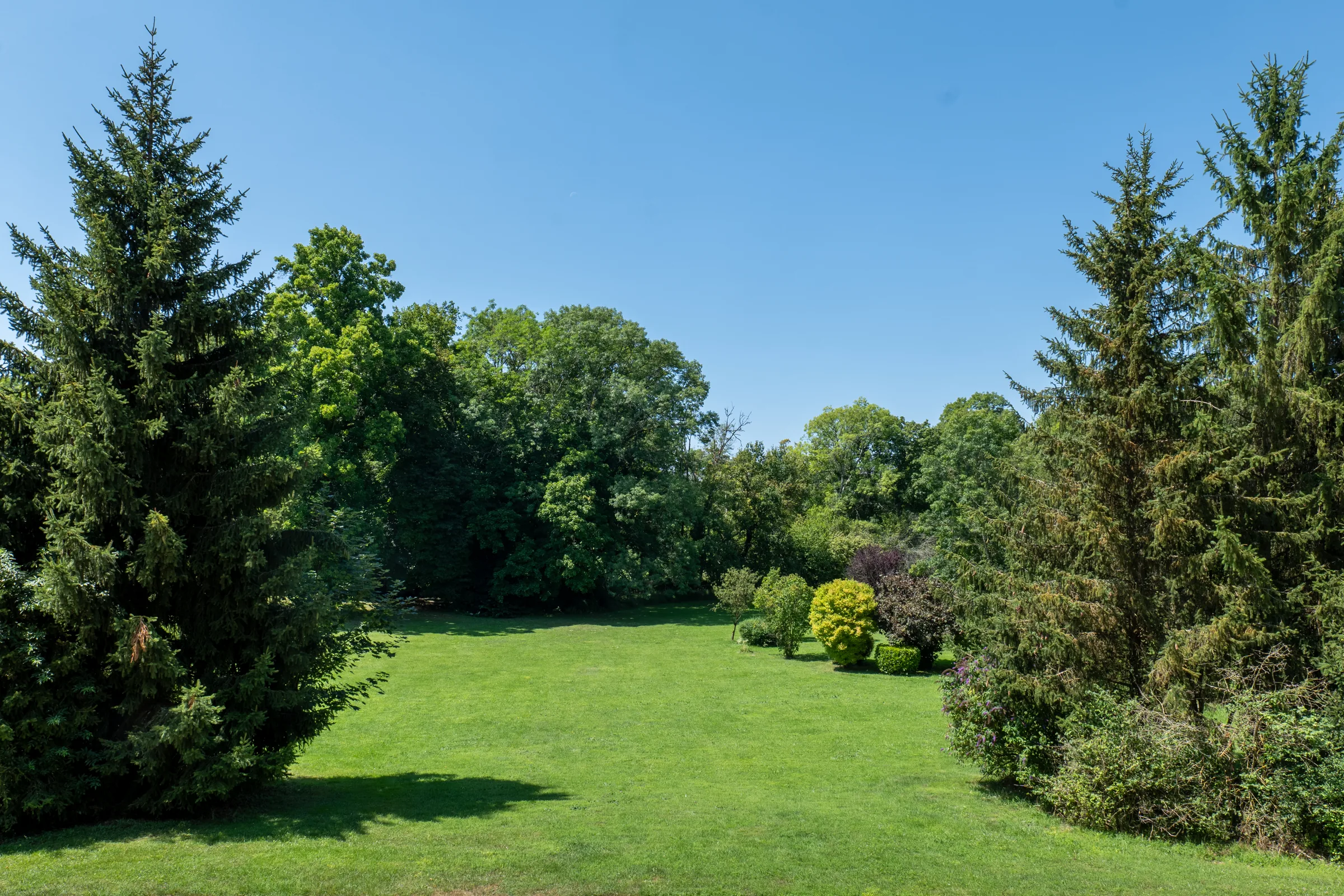 Vue aérienne du Château d'Arceau et de son parc clos Vue aérienne du Château d'Arceau et de son parc clos