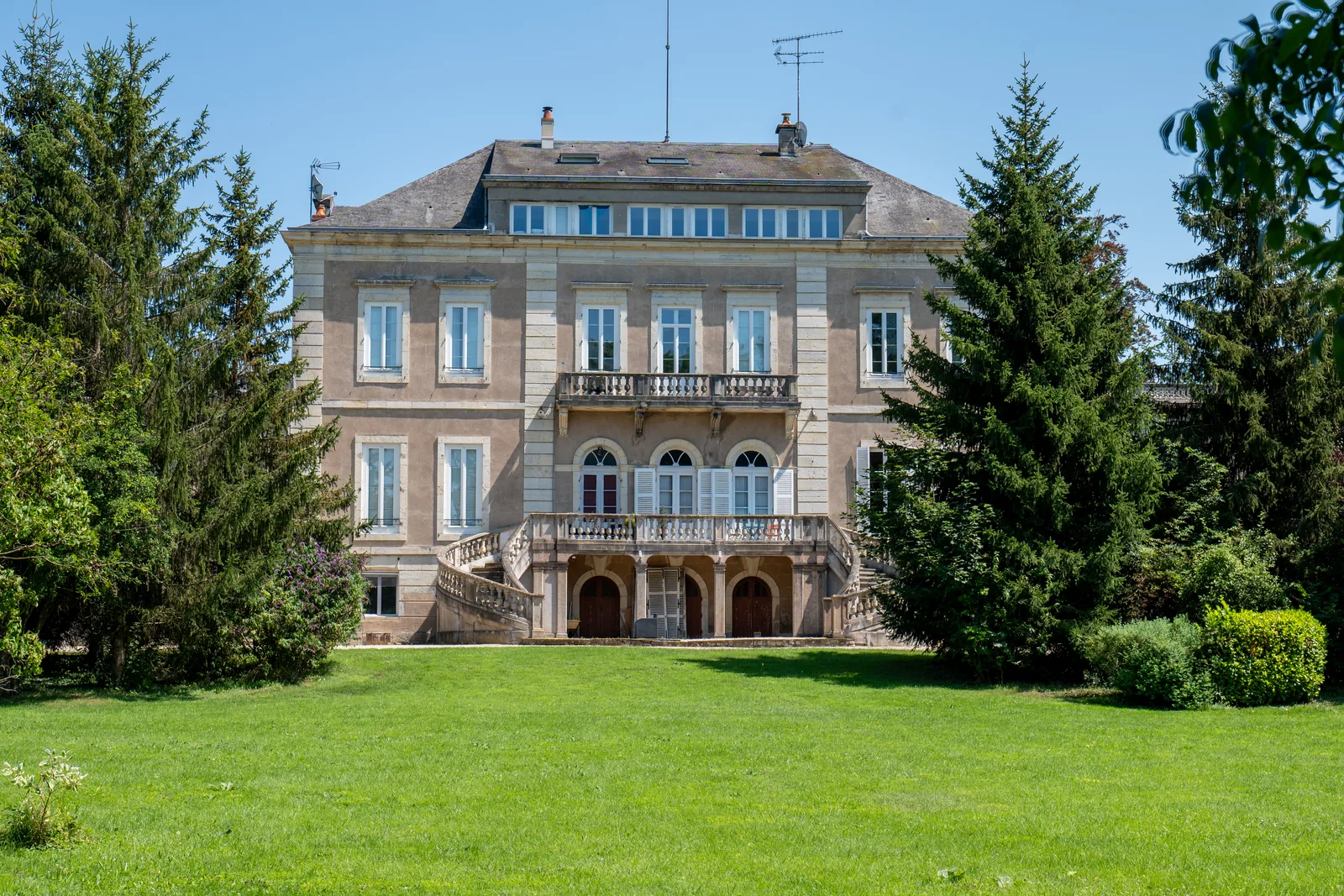 Le château d'Arceau sous le soleil de Bourgogne Le château d'Arceau sous le soleil de Bourgogne