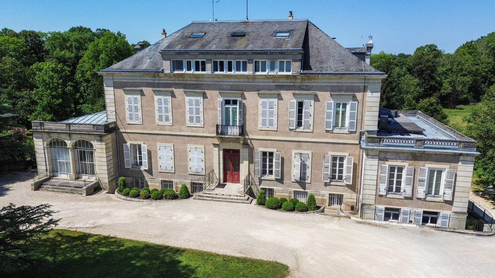 Vue aérienne de l'arrivée au Château d'Arceau Vue aérienne de l'arrivée au Château d'Arceau