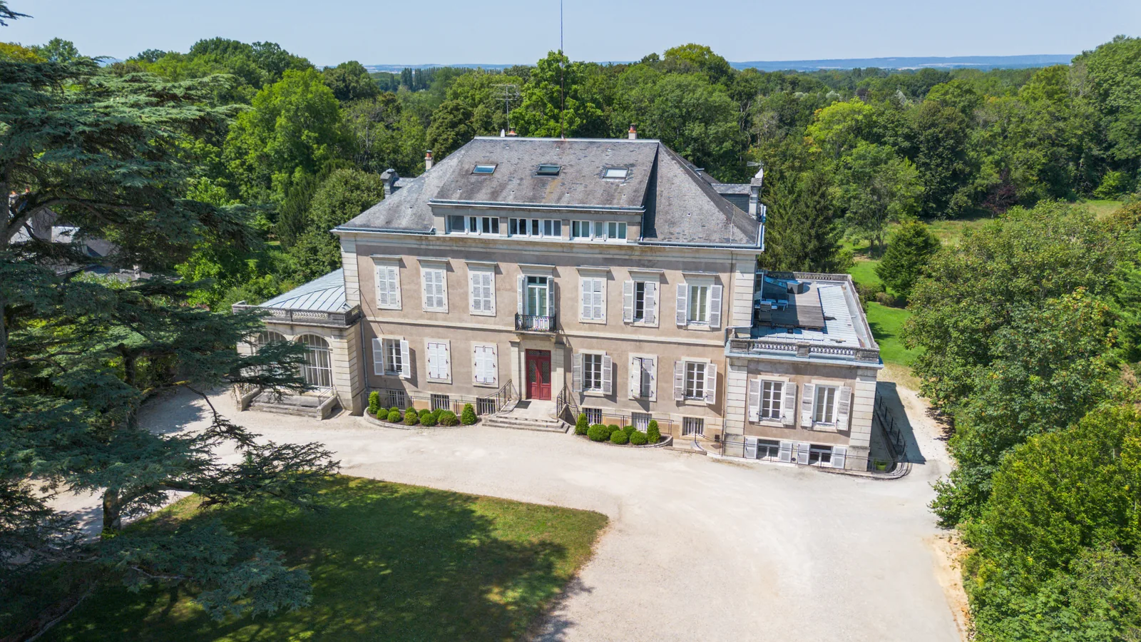 Le portail et la cour d'arrivée du château Le portail et la cour d'arrivée du château
