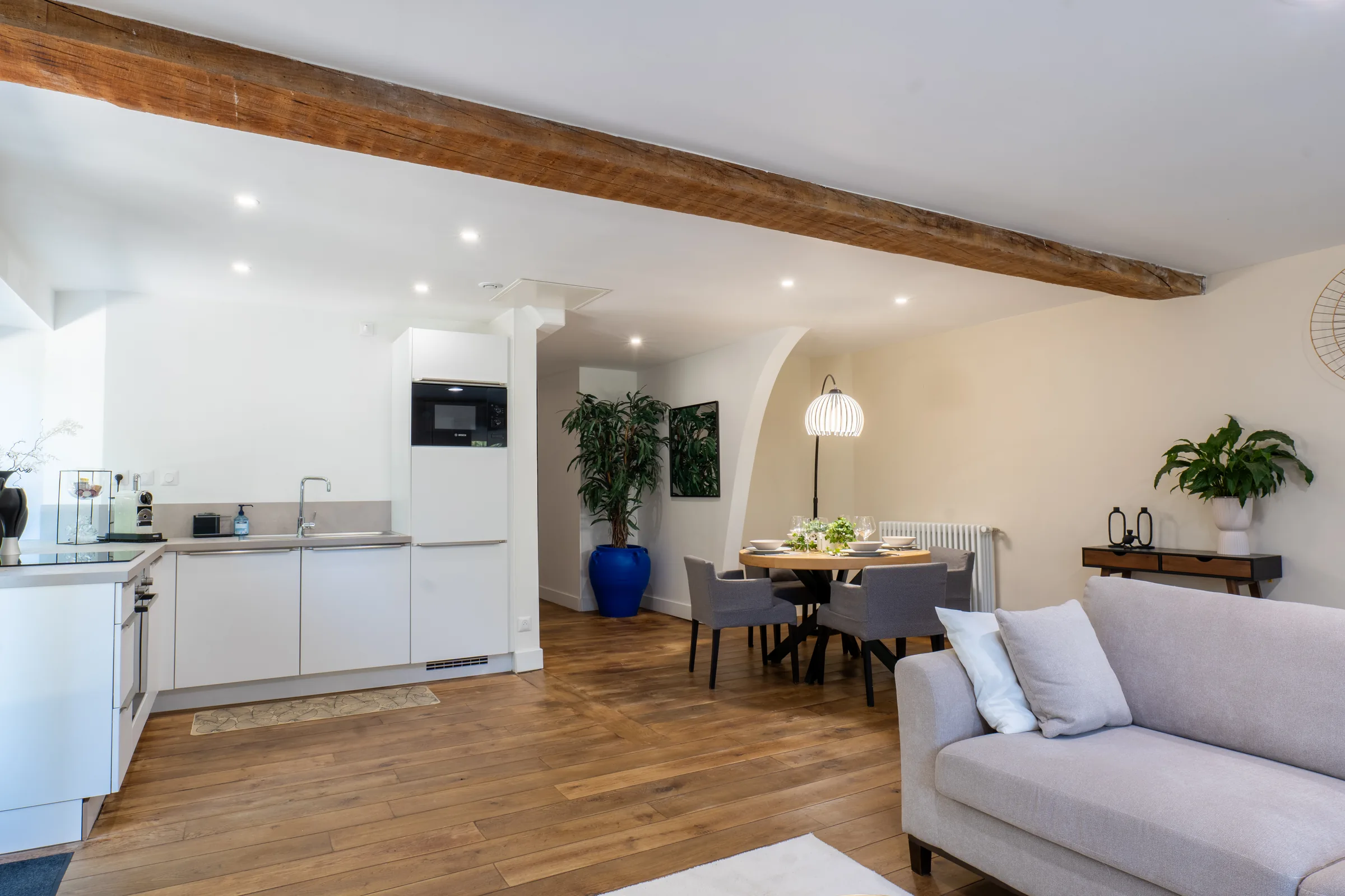 Pièce de vie de 35 m² : salon, salle à manger et cuisine équipée Pièce de vie de 35 m² : salon, salle à manger et cuisine équipée